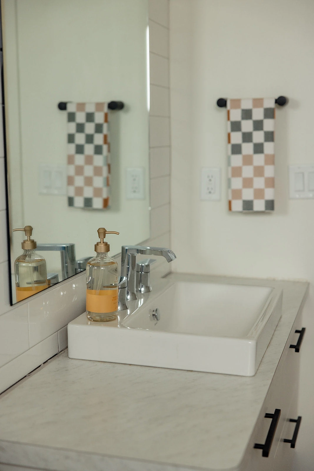 Geometry Autumn Checkers Hand Towel - Image 2